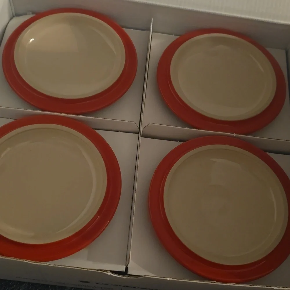 Le Creuset Signature 8 oz. Petite Cocottes with Cookbook,Set of 4,Retail $143.95
